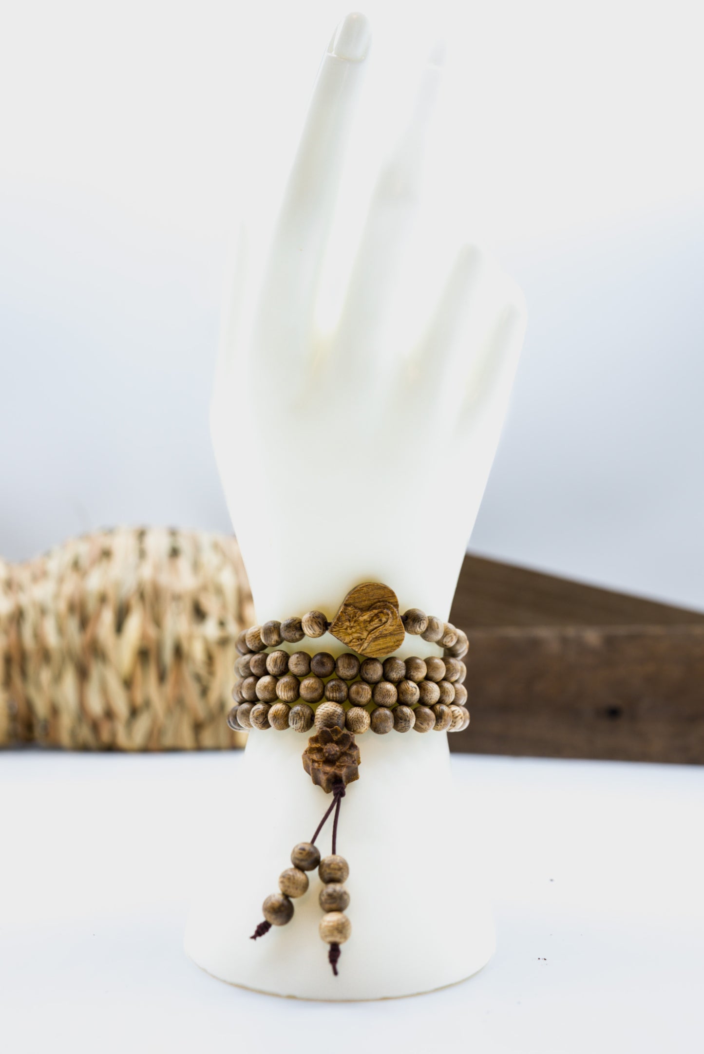 Vòng Trầm Hương Campuchia Charm Thánh Giá