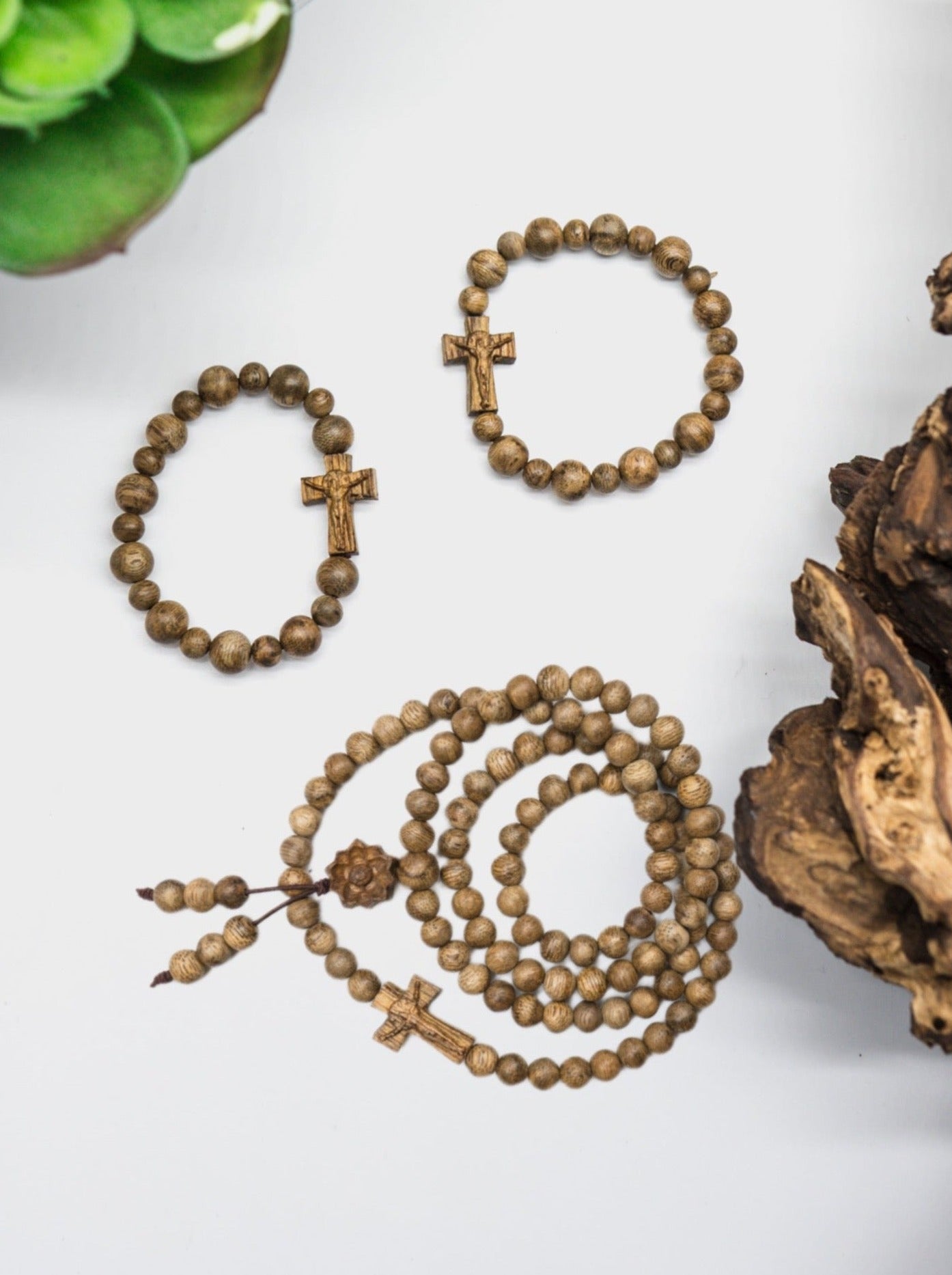 Vòng Trầm Hương Campuchia Charm Thánh Giá